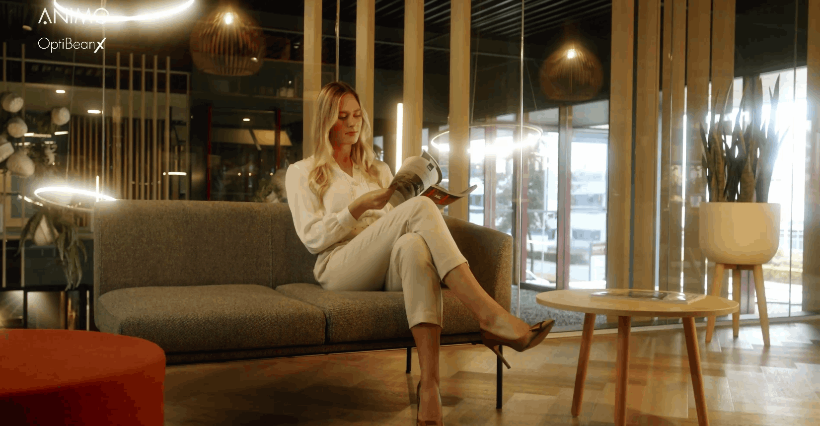 Frau ließt Zeitung auf dem Sofa