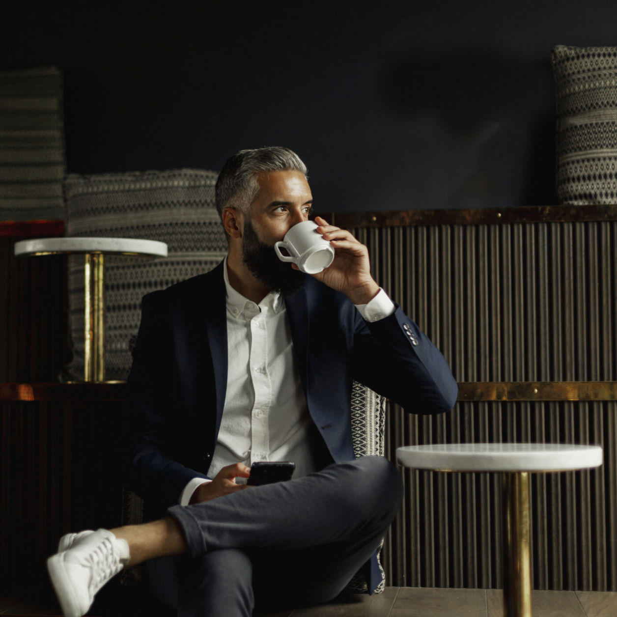 sitzender Mann trinkt Kaffee